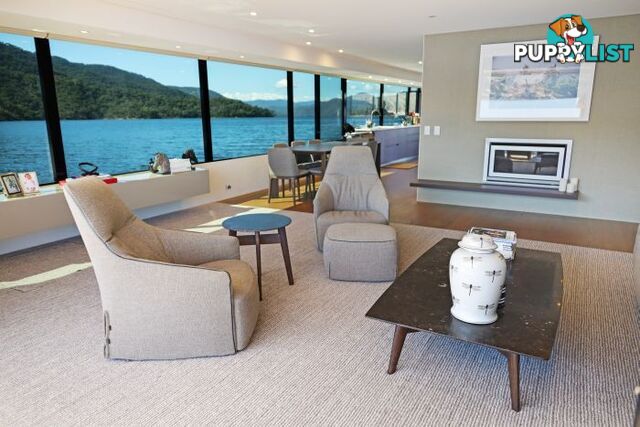 SAFFIRE Houseboat Holiday Home on Lake Eildon