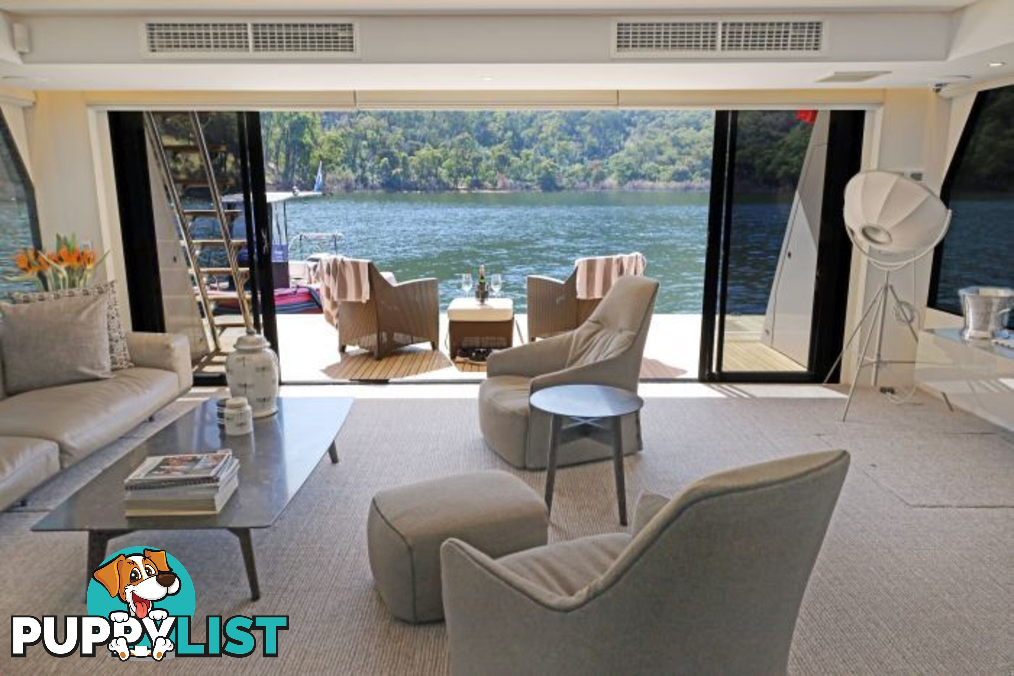 SAFFIRE Houseboat Holiday Home on Lake Eildon