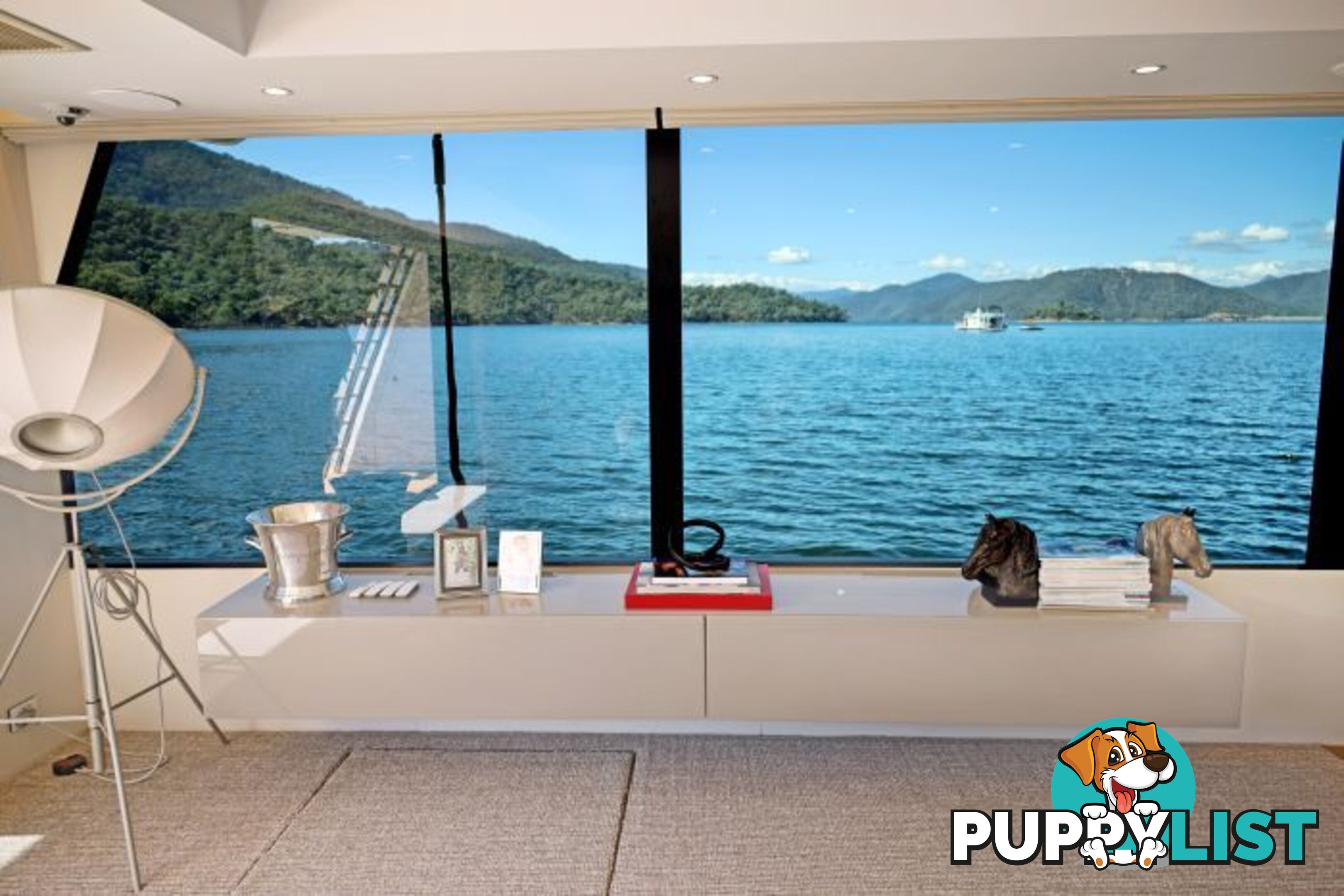 SAFFIRE Houseboat Holiday Home on Lake Eildon