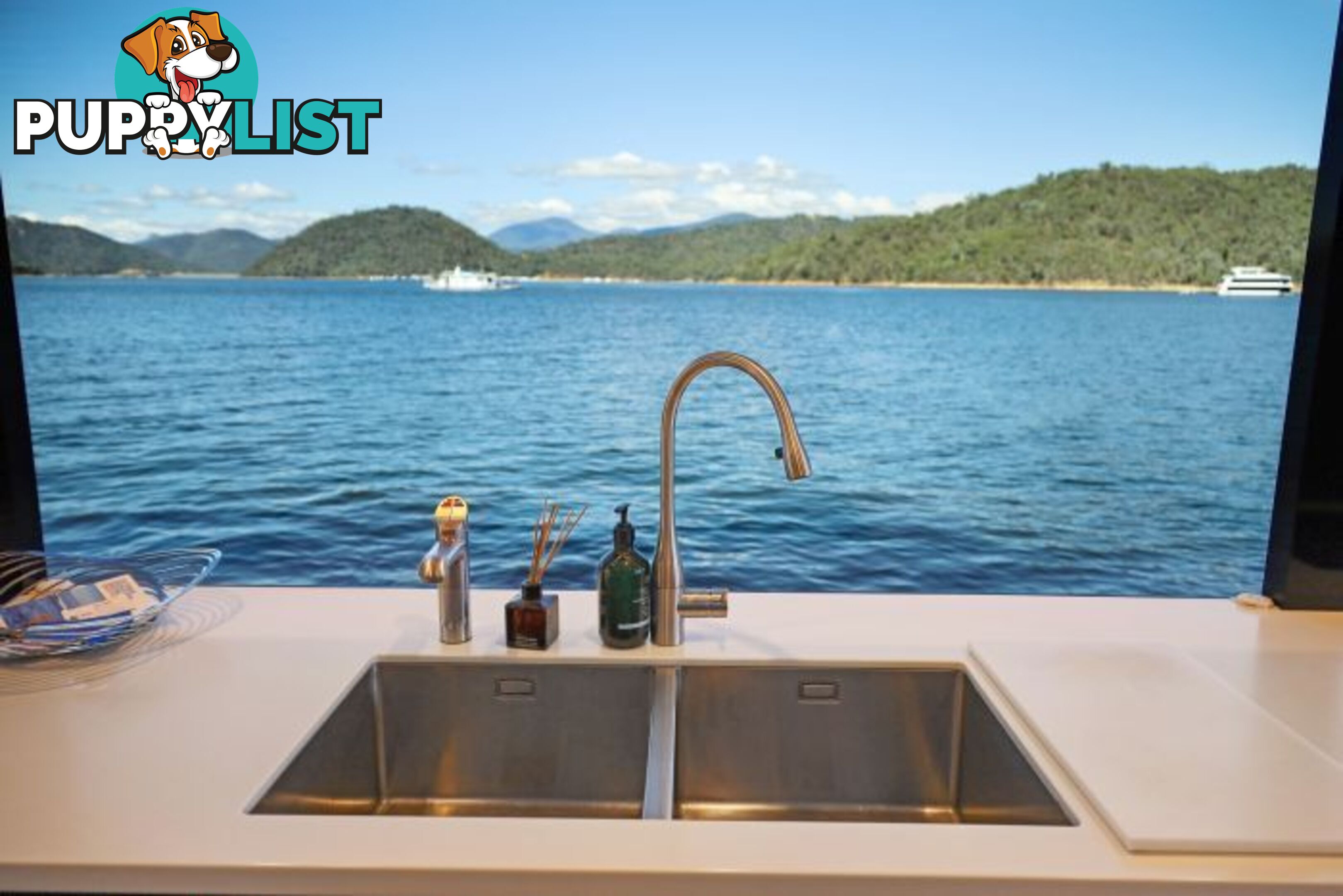 SAFFIRE Houseboat Holiday Home on Lake Eildon