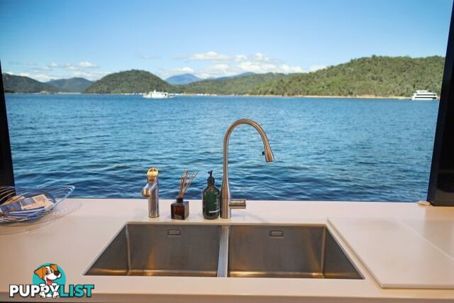 SAFFIRE Houseboat Holiday Home on Lake Eildon