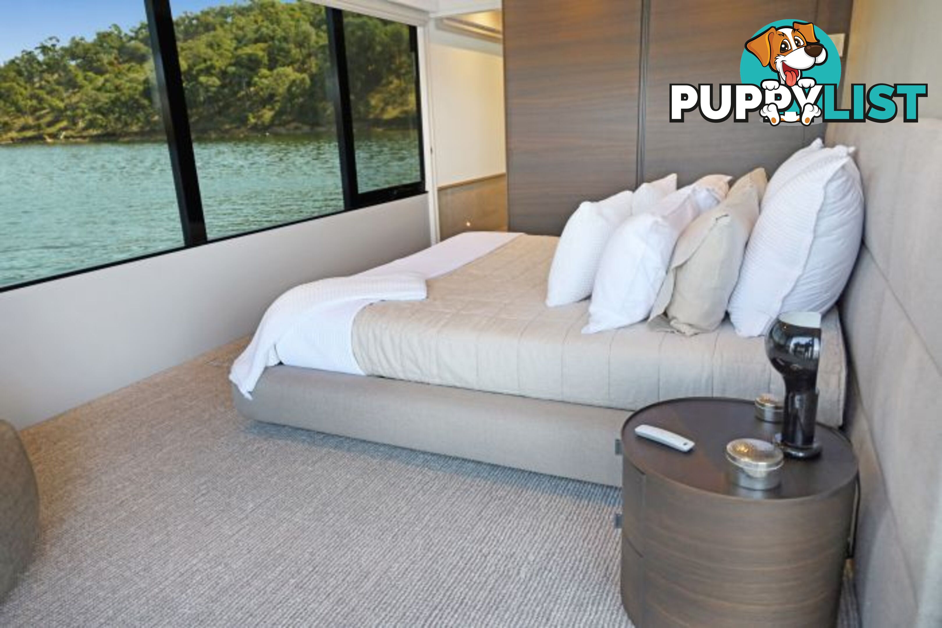 SAFFIRE Houseboat Holiday Home on Lake Eildon