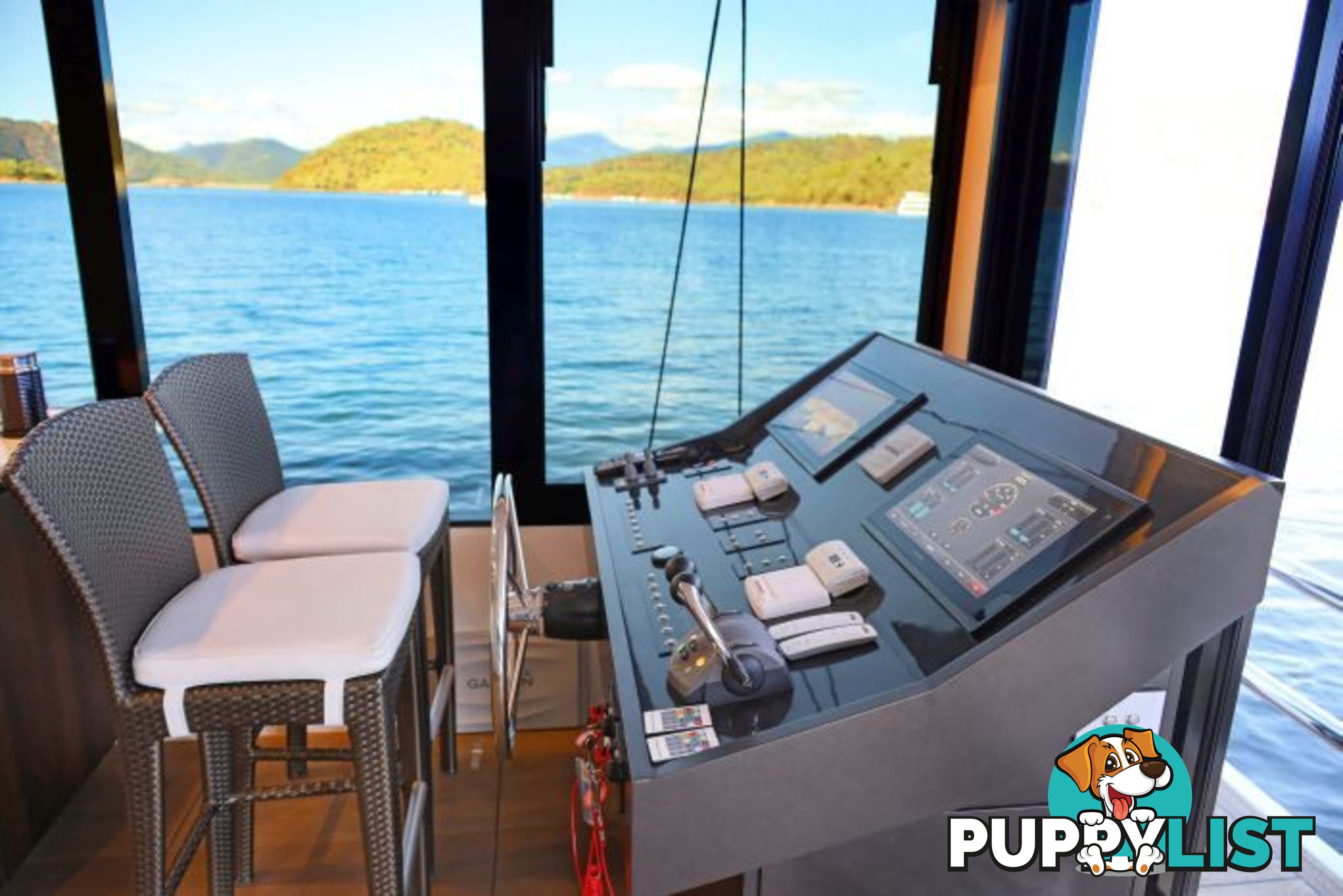 SAFFIRE Houseboat Holiday Home on Lake Eildon