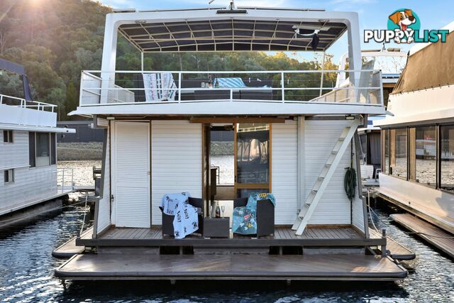 Charisma Houseboat Holiday Home at Lake Eildon