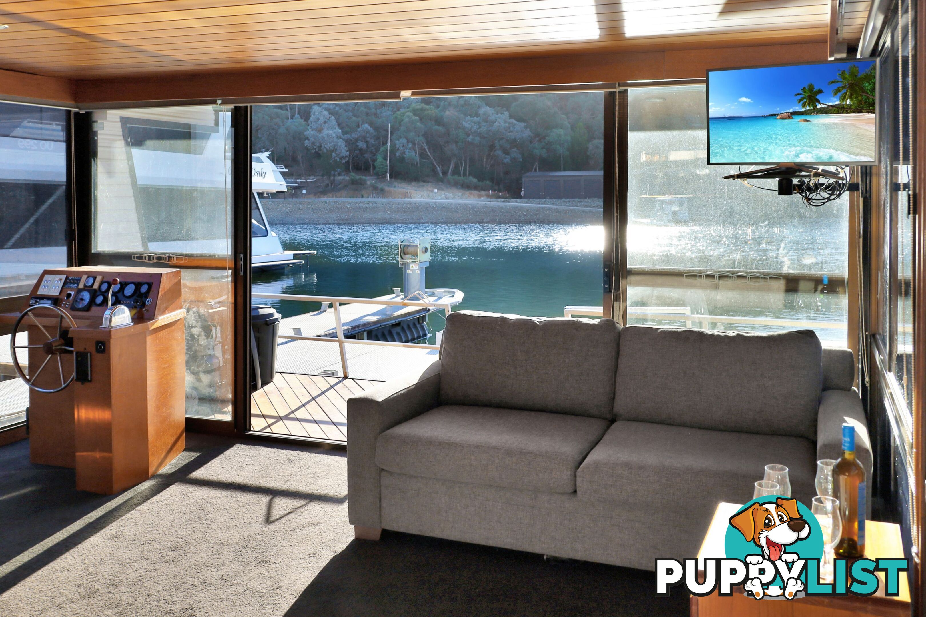 Charisma Houseboat Holiday Home at Lake Eildon