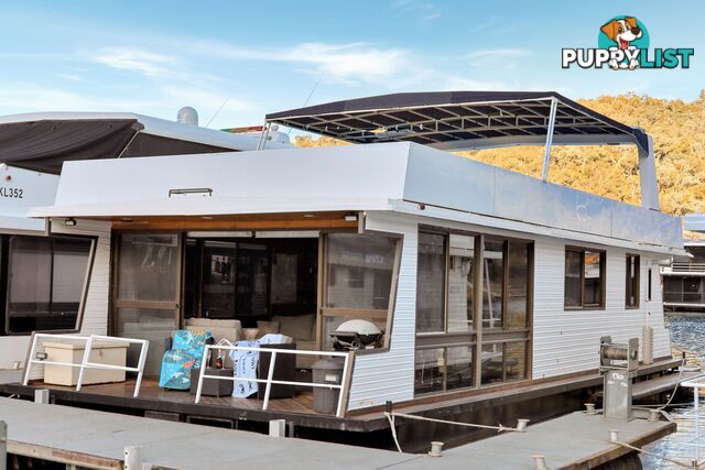 Charisma Houseboat Holiday Home at Lake Eildon