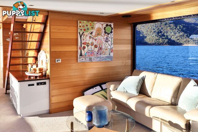 Mambo Houseboat Holiday Home on Lake Eildon