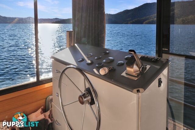 Mambo Houseboat Holiday Home on Lake Eildon