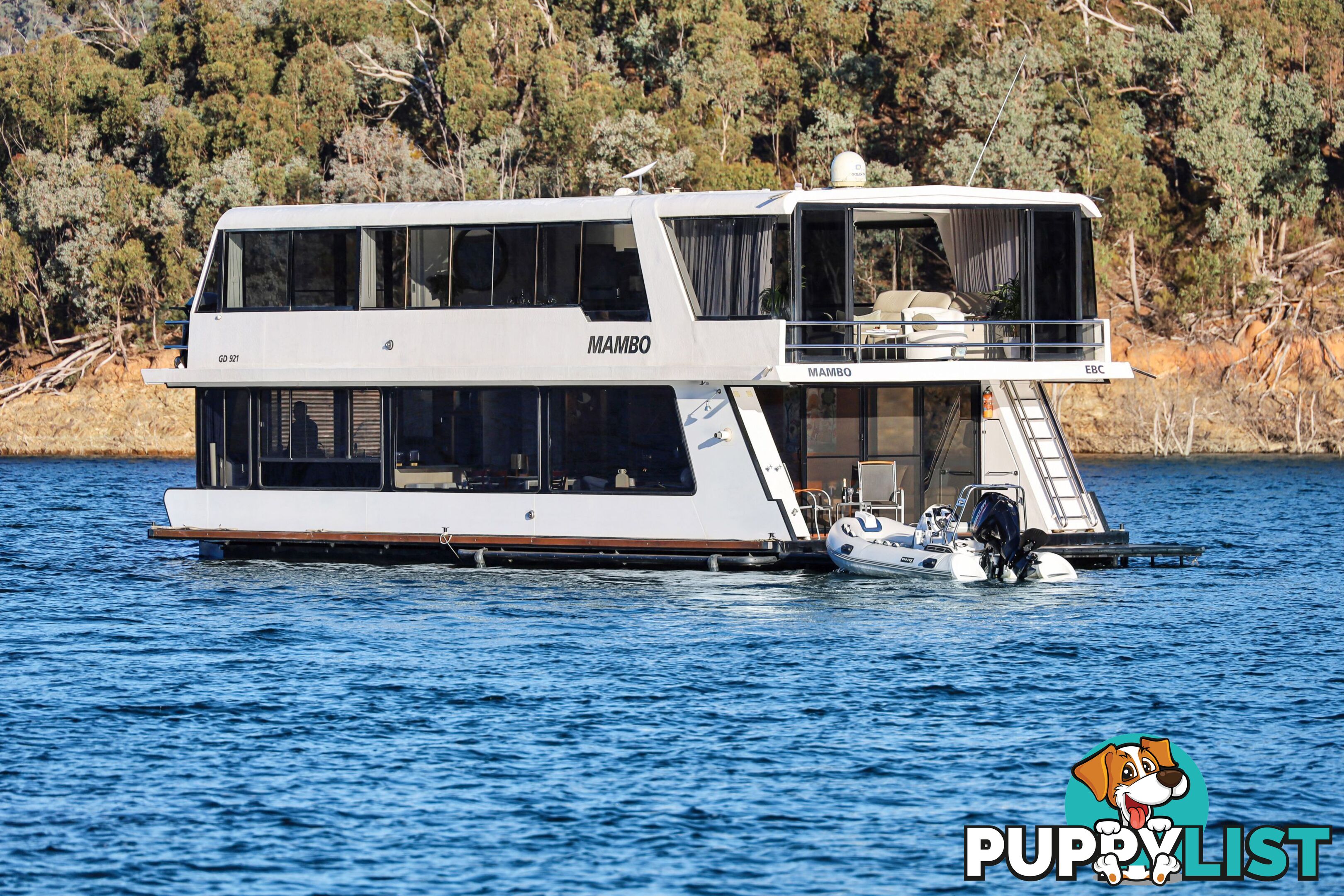 Mambo Houseboat Holiday Home on Lake Eildon