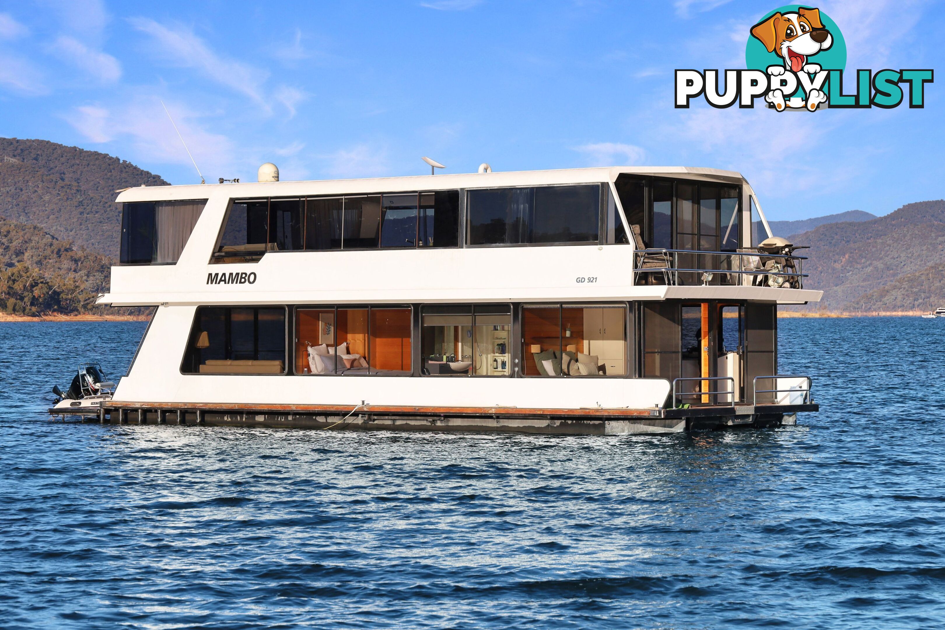 Mambo Houseboat Holiday Home on Lake Eildon