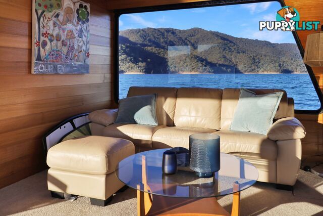 Mambo Houseboat Holiday Home on Lake Eildon