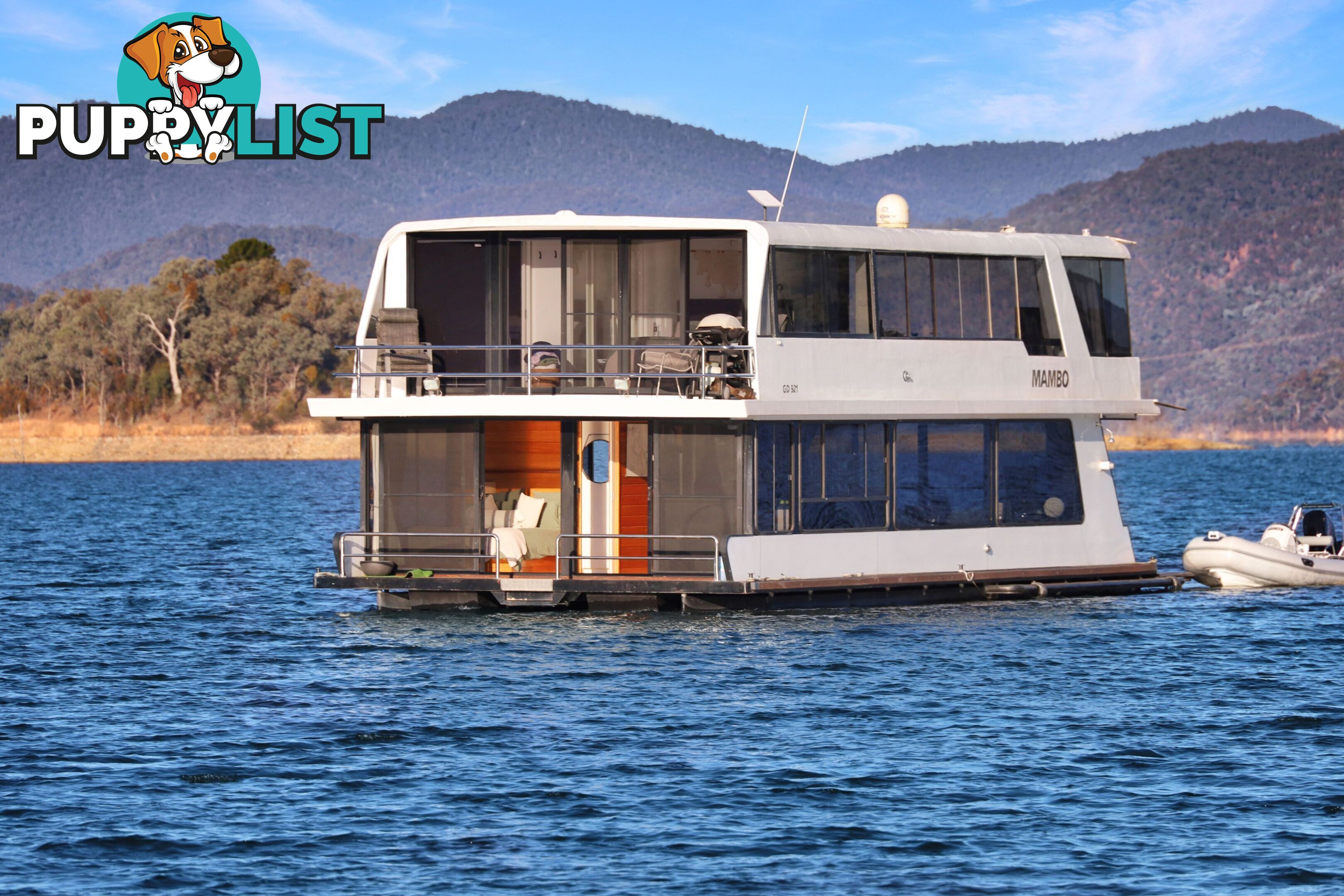 Mambo Houseboat Holiday Home on Lake Eildon