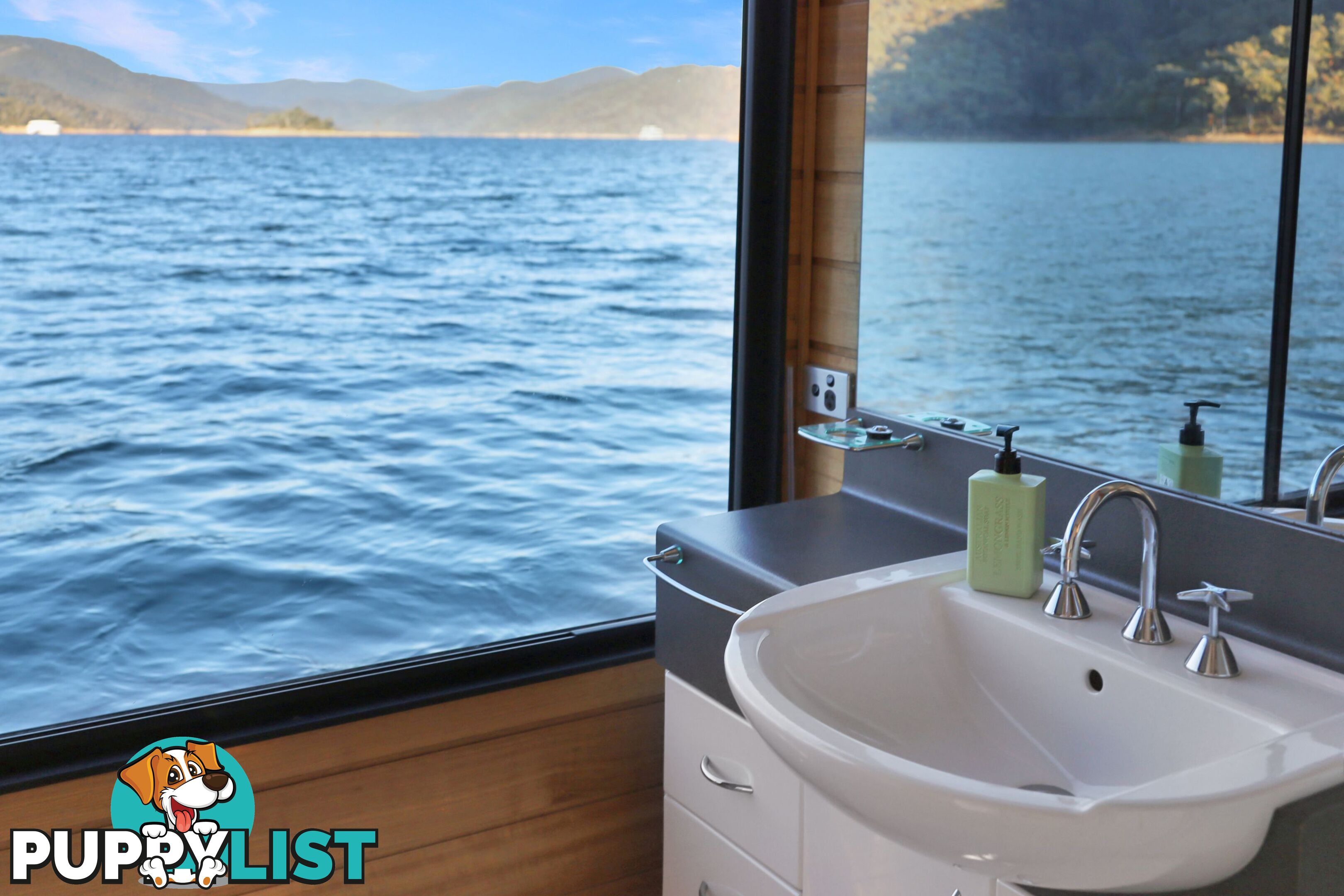 Mambo Houseboat Holiday Home on Lake Eildon