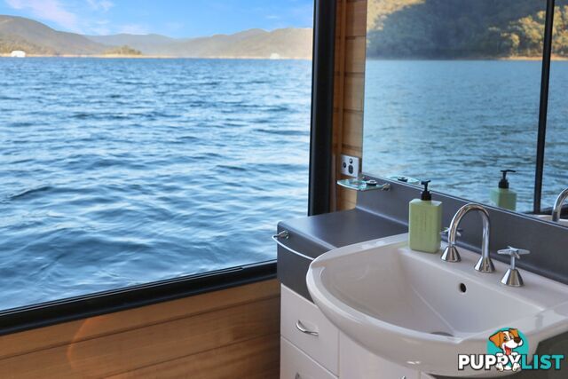 Mambo Houseboat Holiday Home on Lake Eildon