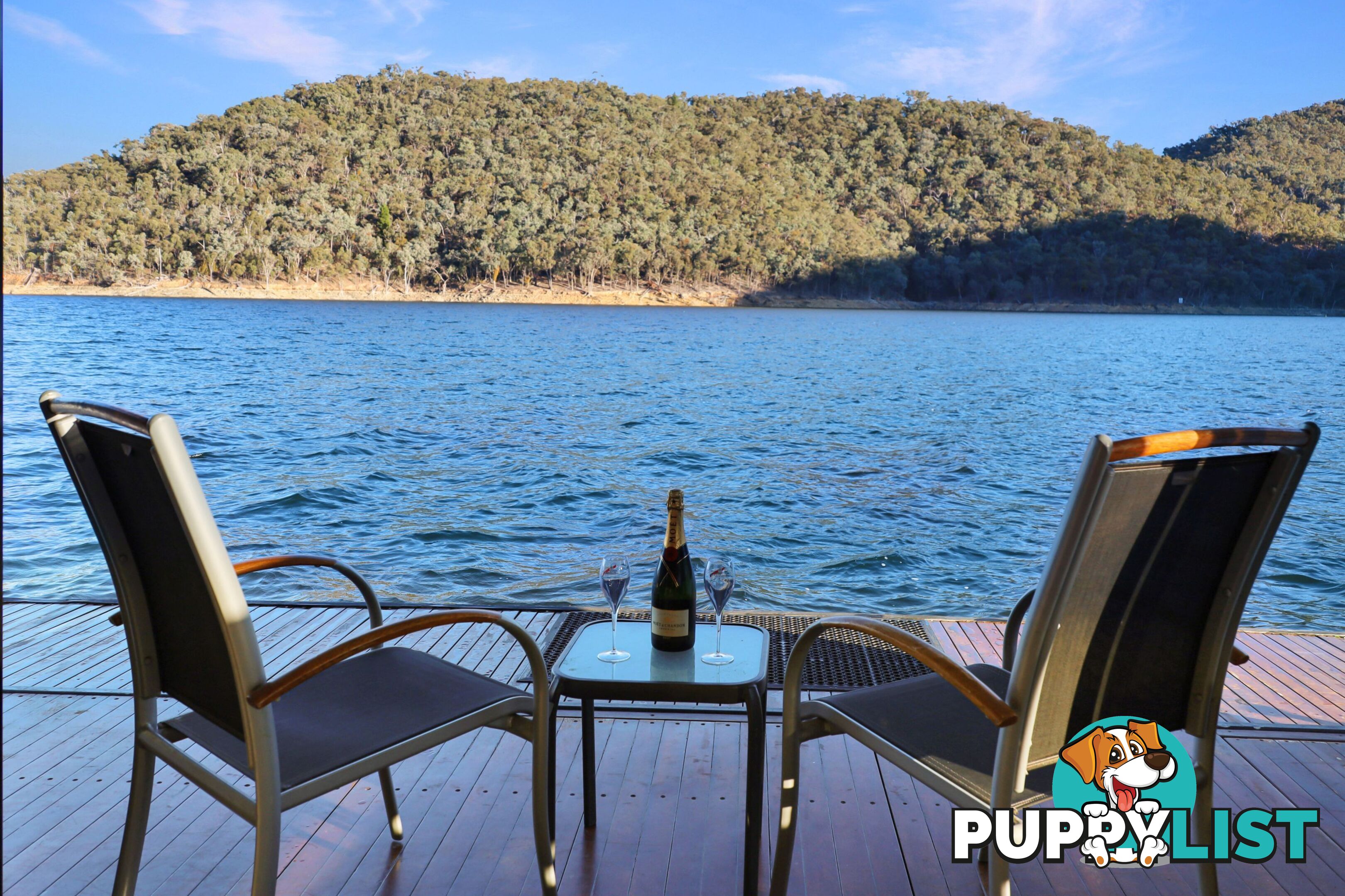 Mambo Houseboat Holiday Home on Lake Eildon