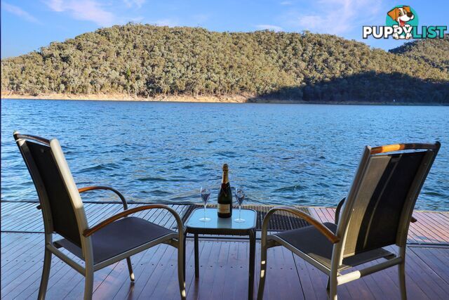 Mambo Houseboat Holiday Home on Lake Eildon