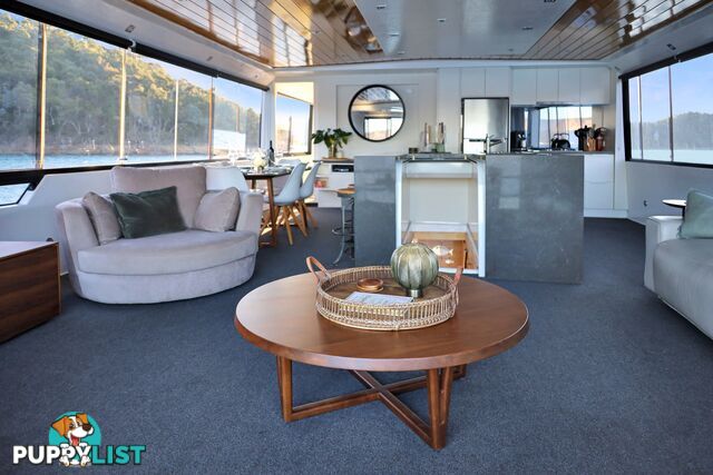 Mambo Houseboat Holiday Home on Lake Eildon