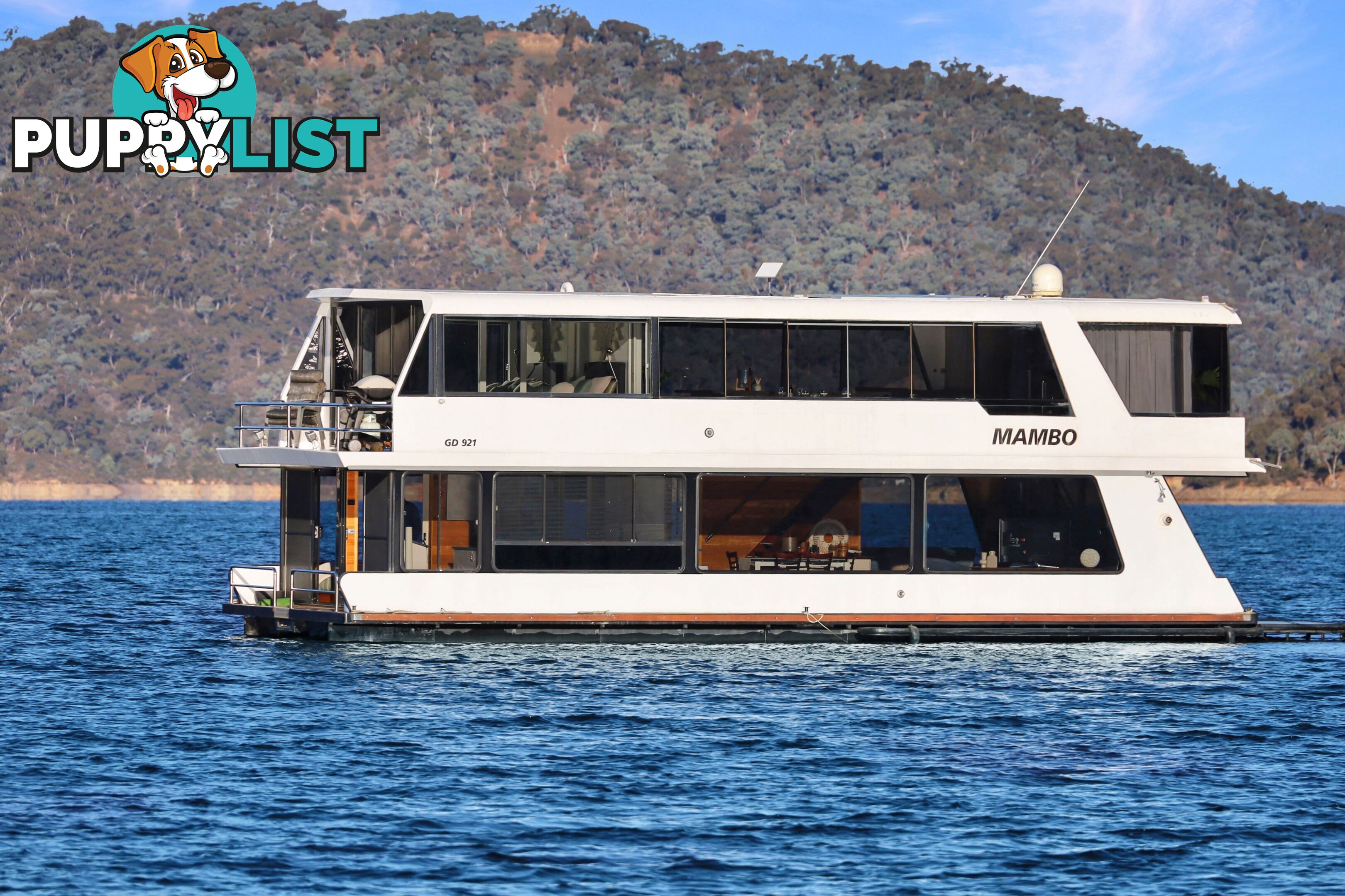 Mambo Houseboat Holiday Home on Lake Eildon