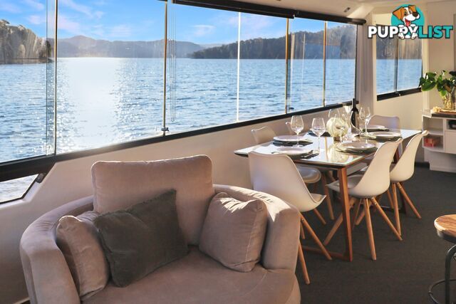 Mambo Houseboat Holiday Home on Lake Eildon