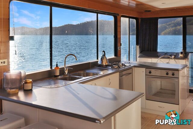 Mambo Houseboat Holiday Home on Lake Eildon