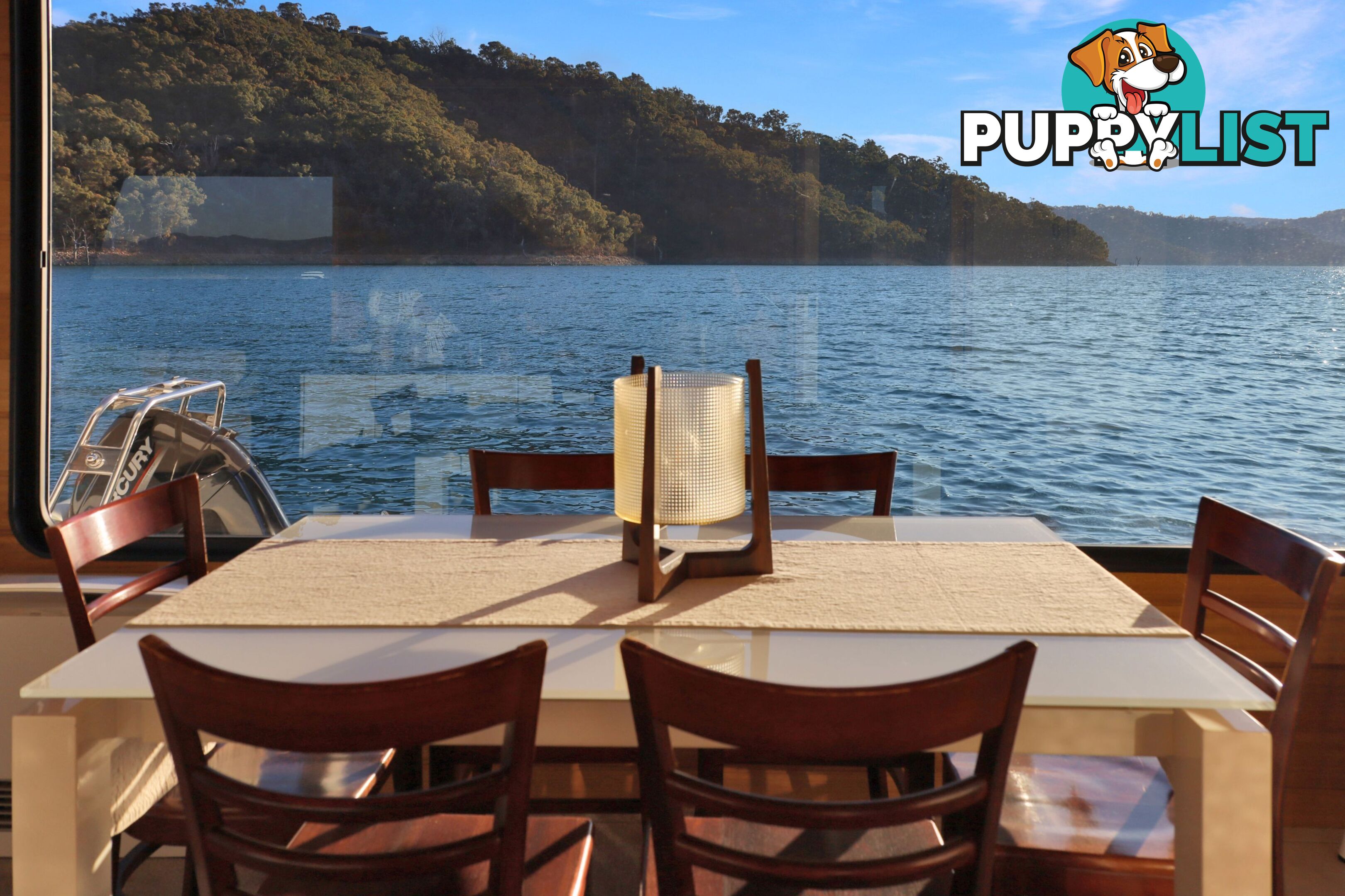 Mambo Houseboat Holiday Home on Lake Eildon