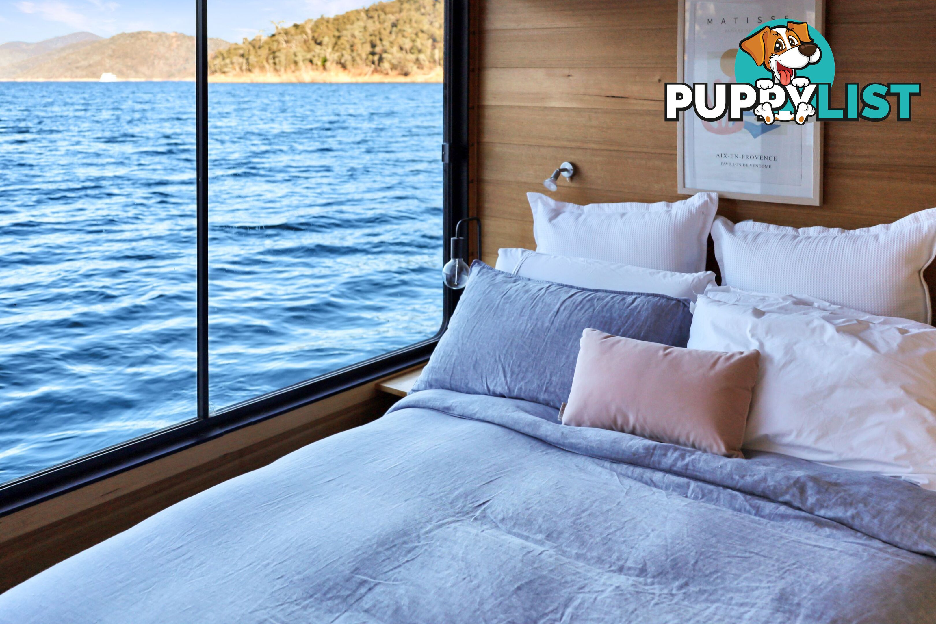 Mambo Houseboat Holiday Home on Lake Eildon