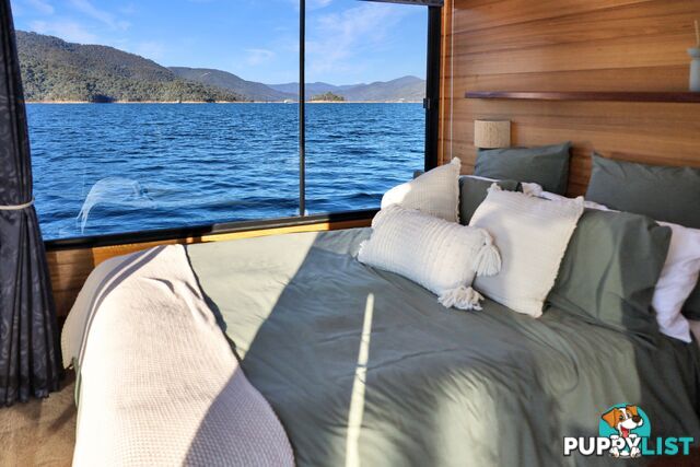 Mambo Houseboat Holiday Home on Lake Eildon