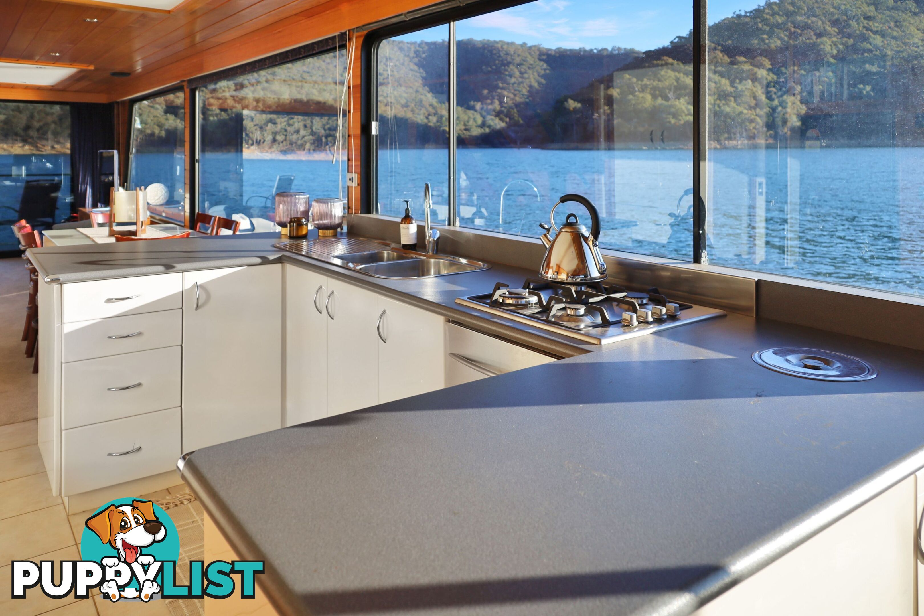 Mambo Houseboat Holiday Home on Lake Eildon