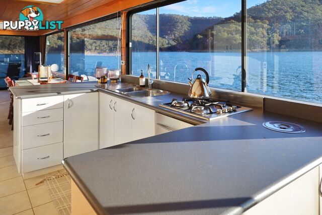 Mambo Houseboat Holiday Home on Lake Eildon