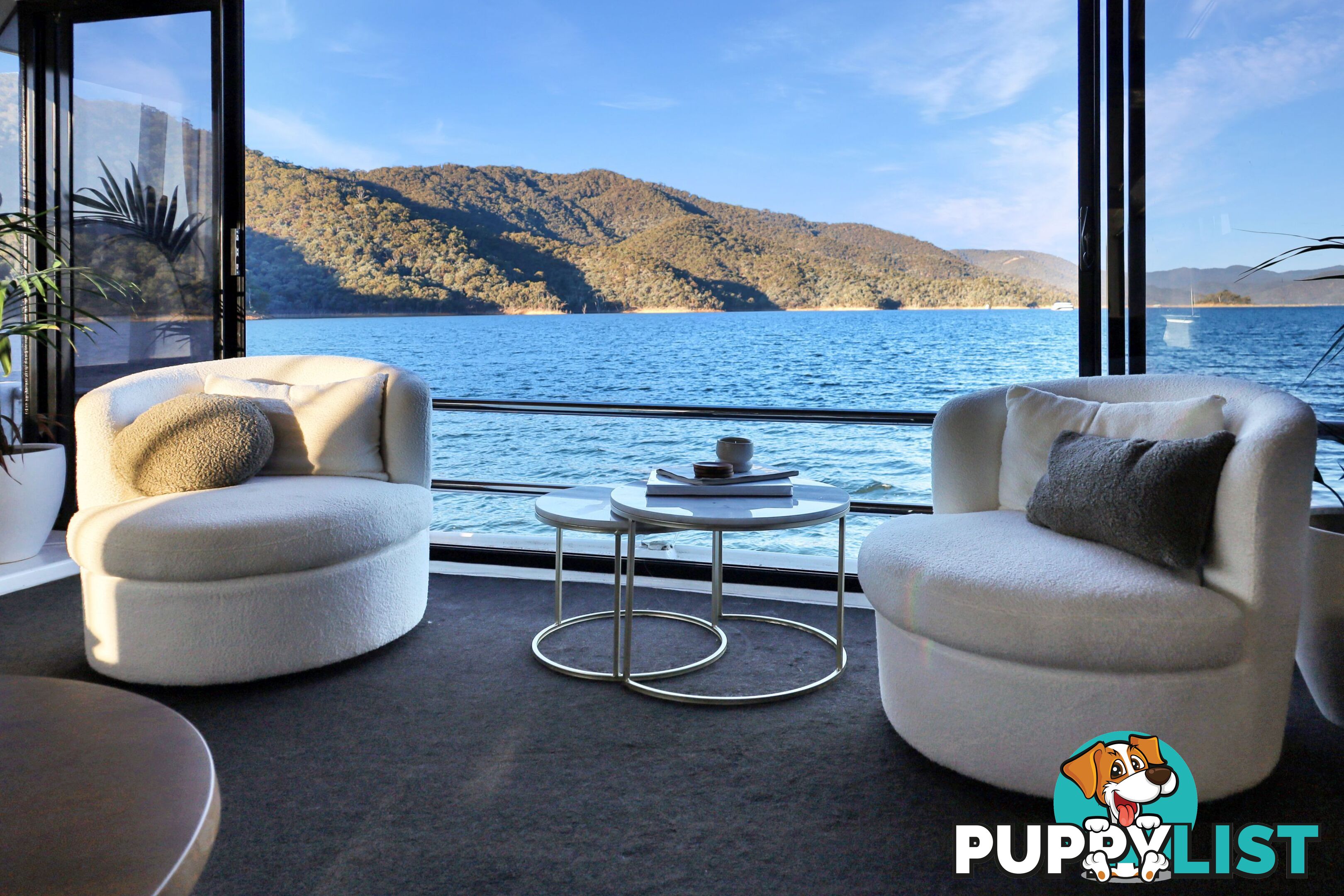 Mambo Houseboat Holiday Home on Lake Eildon