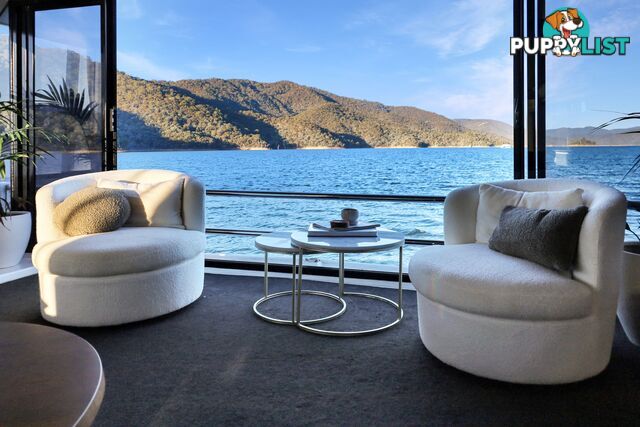 Mambo Houseboat Holiday Home on Lake Eildon