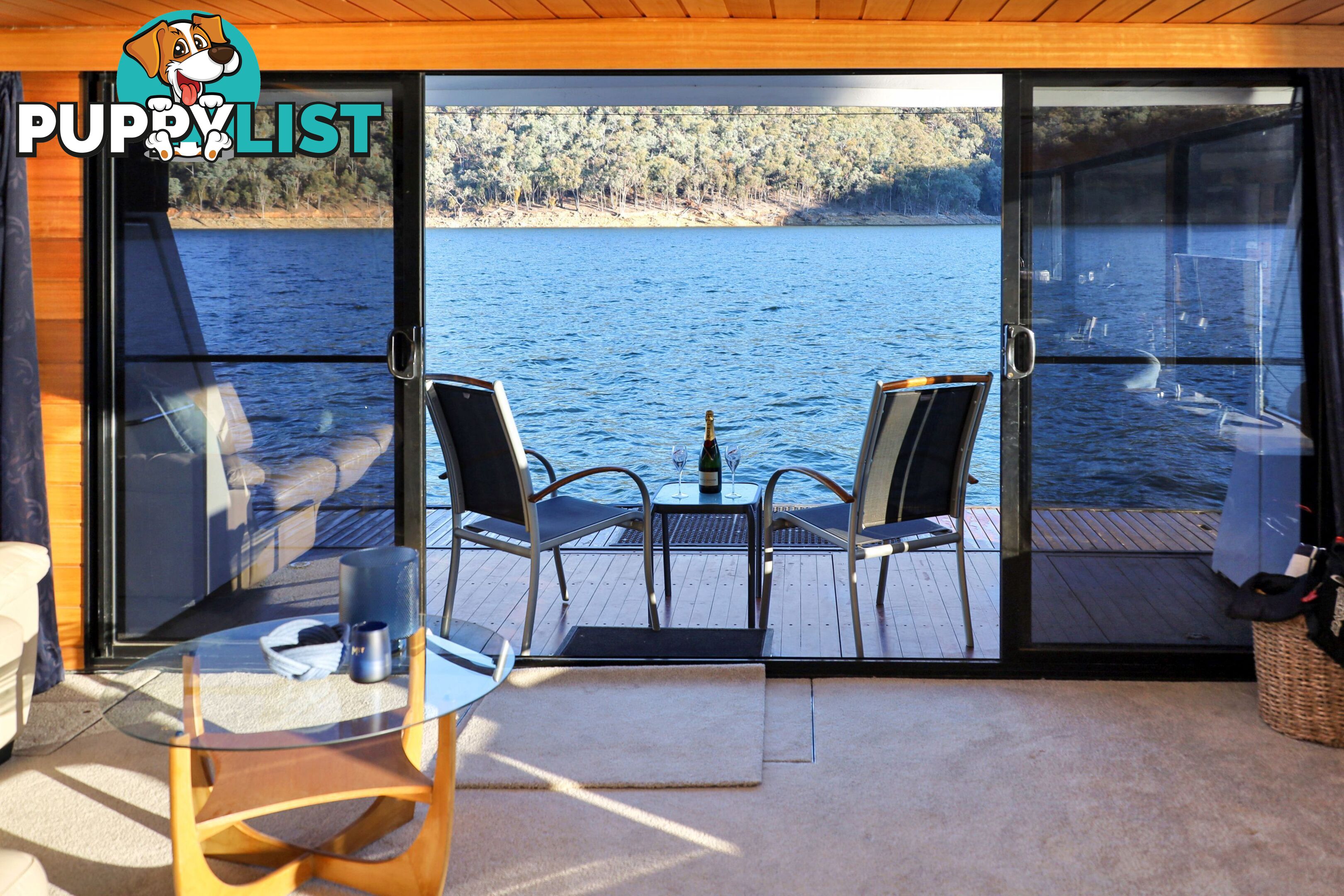 Mambo Houseboat Holiday Home on Lake Eildon