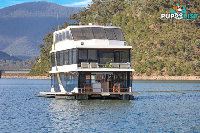 WOW Houseboat Holiday Home on Lake Eildon