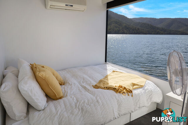 WOW Houseboat Holiday Home on Lake Eildon