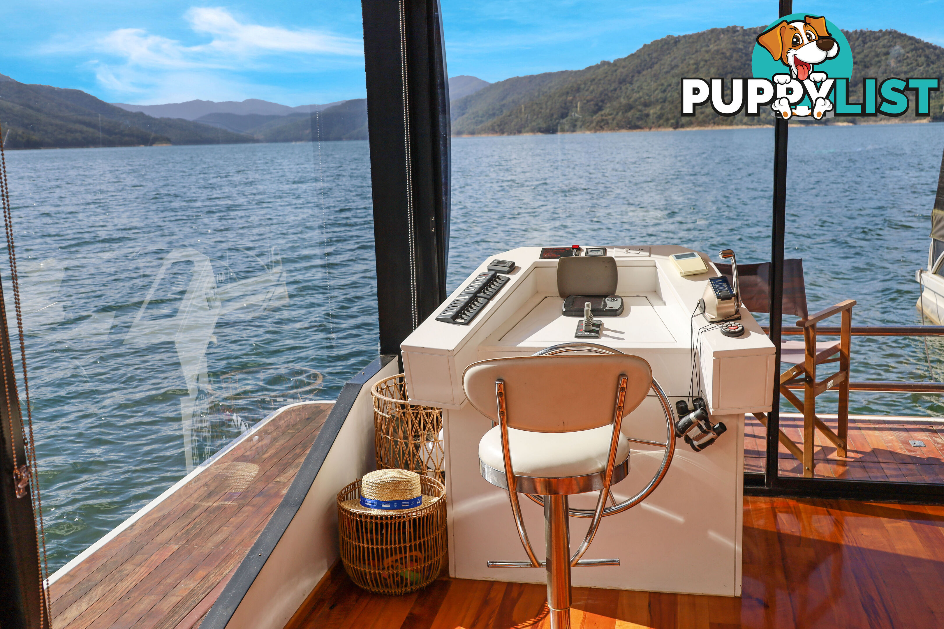 WOW Houseboat Holiday Home on Lake Eildon