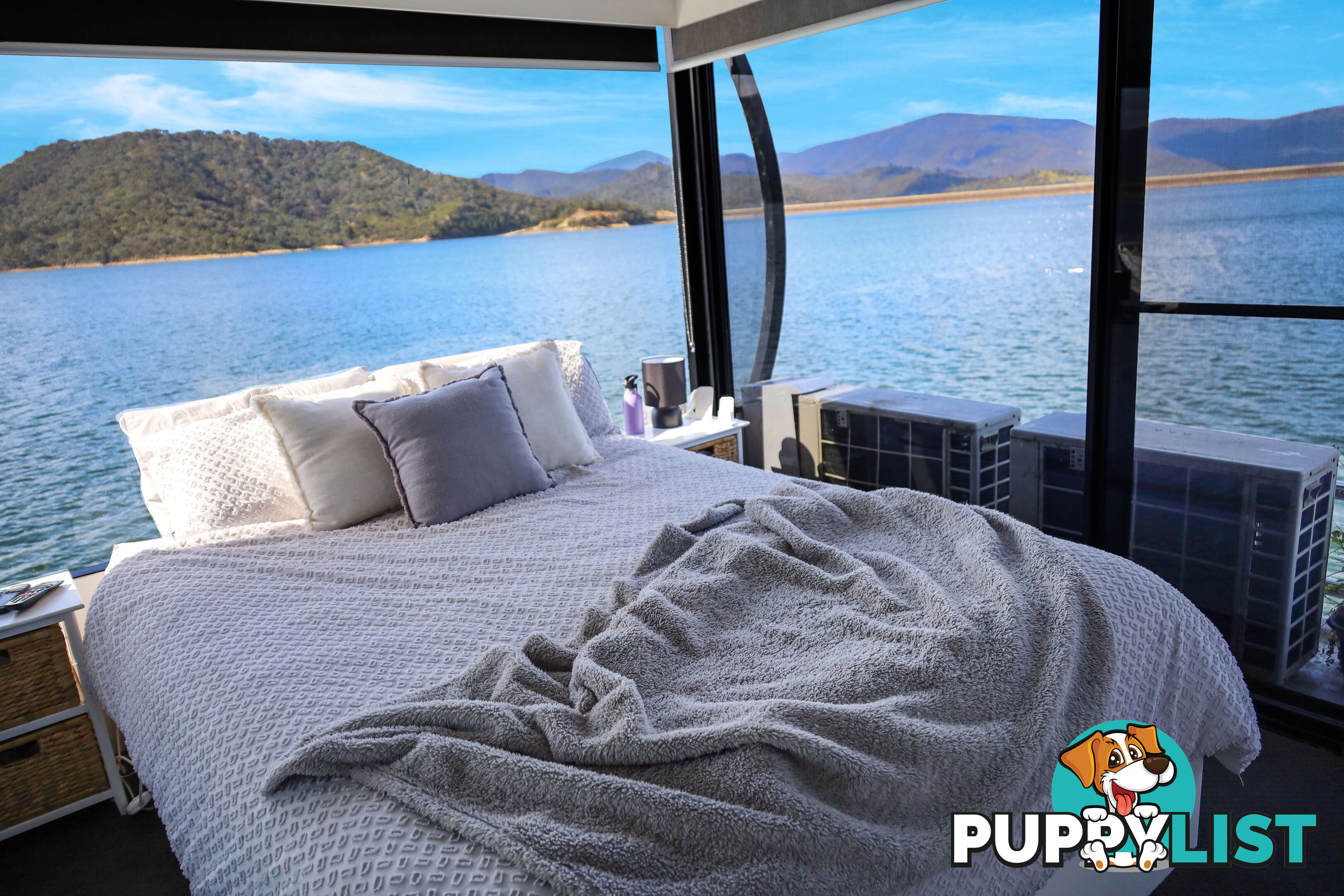 WOW Houseboat Holiday Home on Lake Eildon