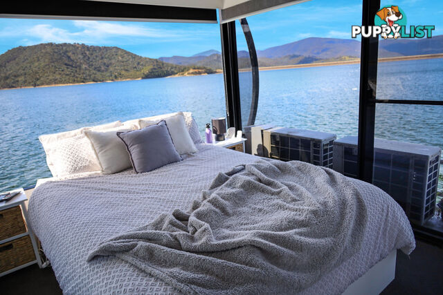 WOW Houseboat Holiday Home on Lake Eildon