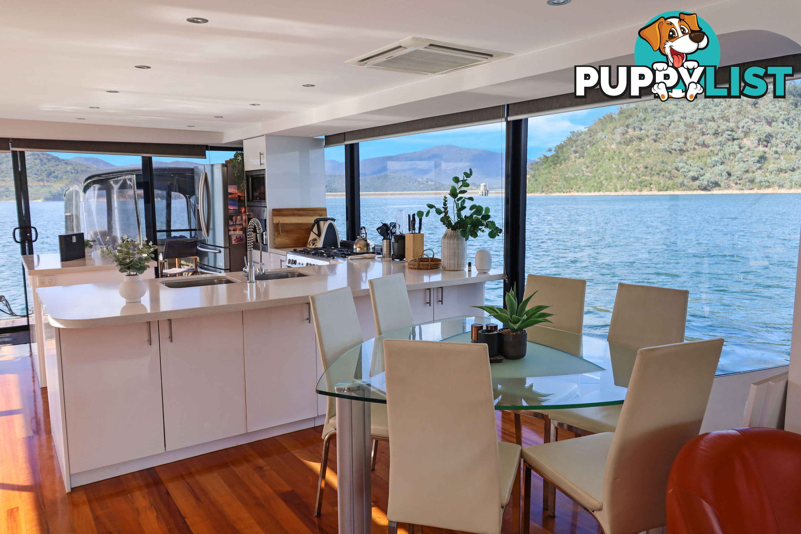 WOW Houseboat Holiday Home on Lake Eildon