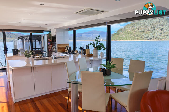 WOW Houseboat Holiday Home on Lake Eildon