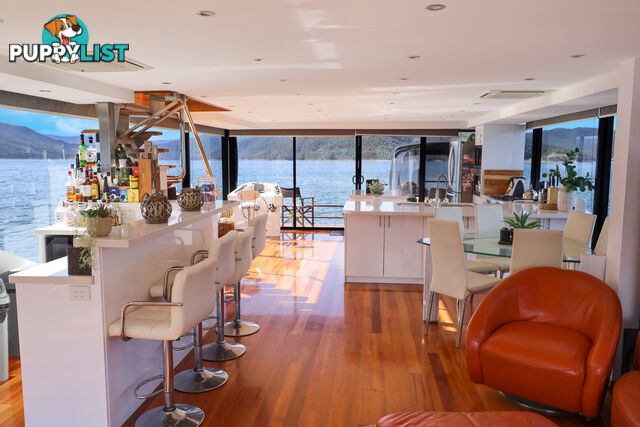 WOW Houseboat Holiday Home on Lake Eildon