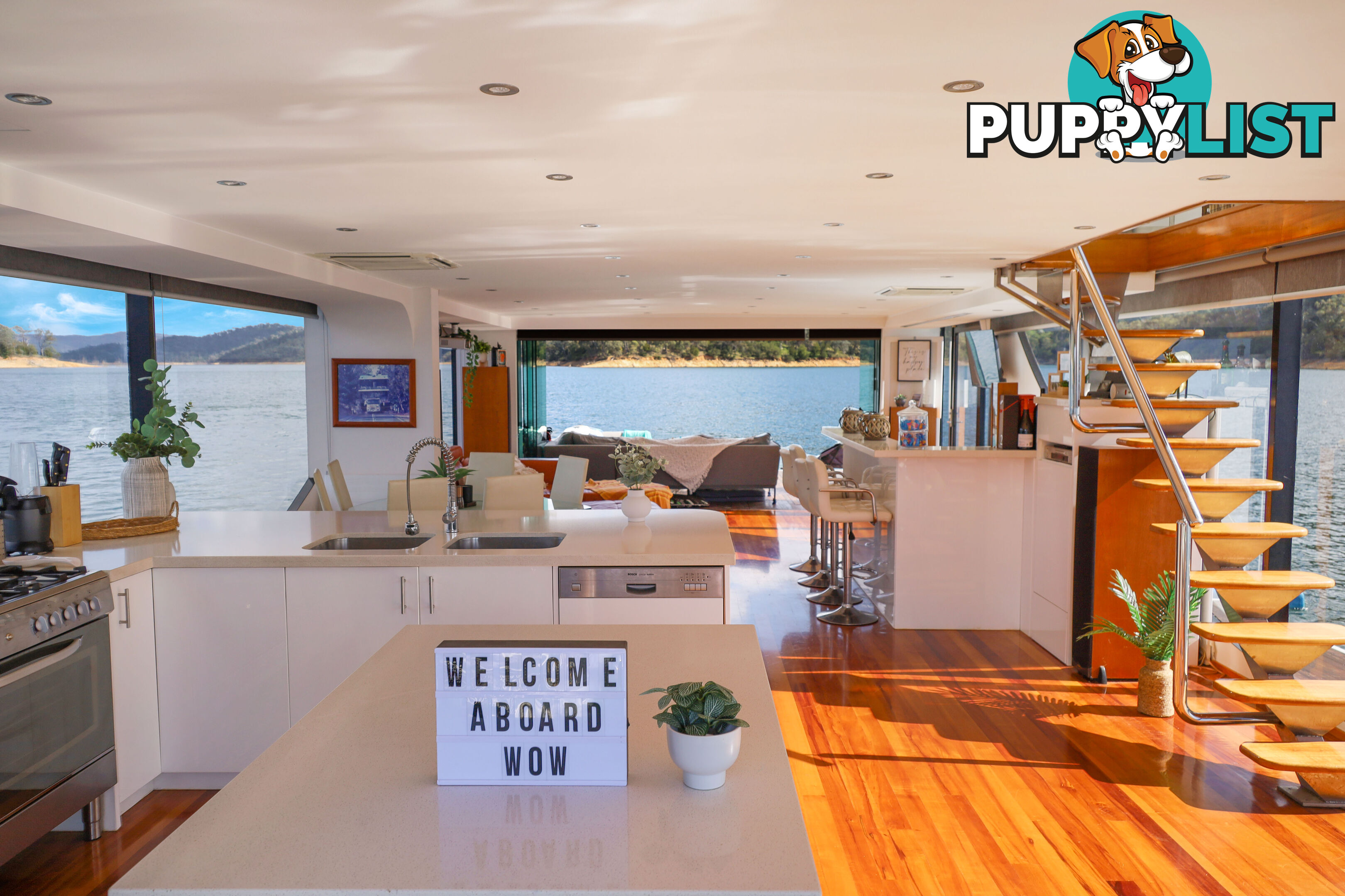 WOW Houseboat Holiday Home on Lake Eildon