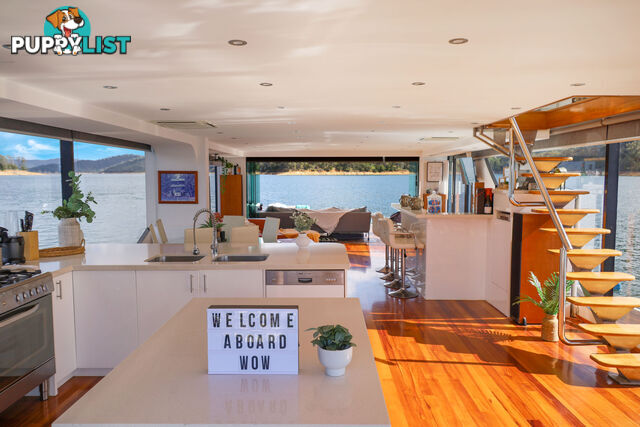 WOW Houseboat Holiday Home on Lake Eildon