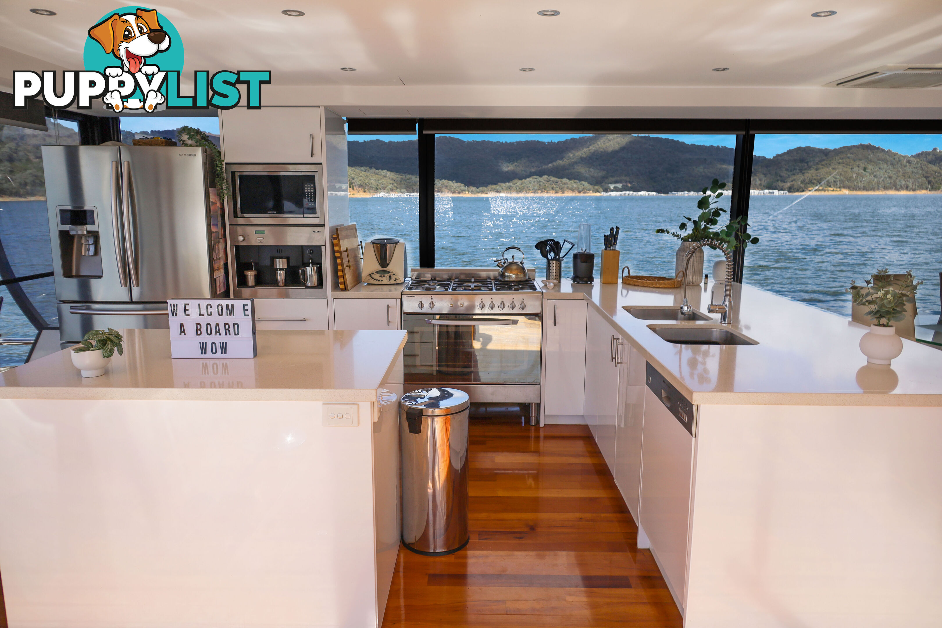 WOW Houseboat Holiday Home on Lake Eildon