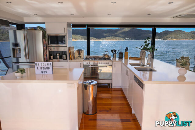 WOW Houseboat Holiday Home on Lake Eildon