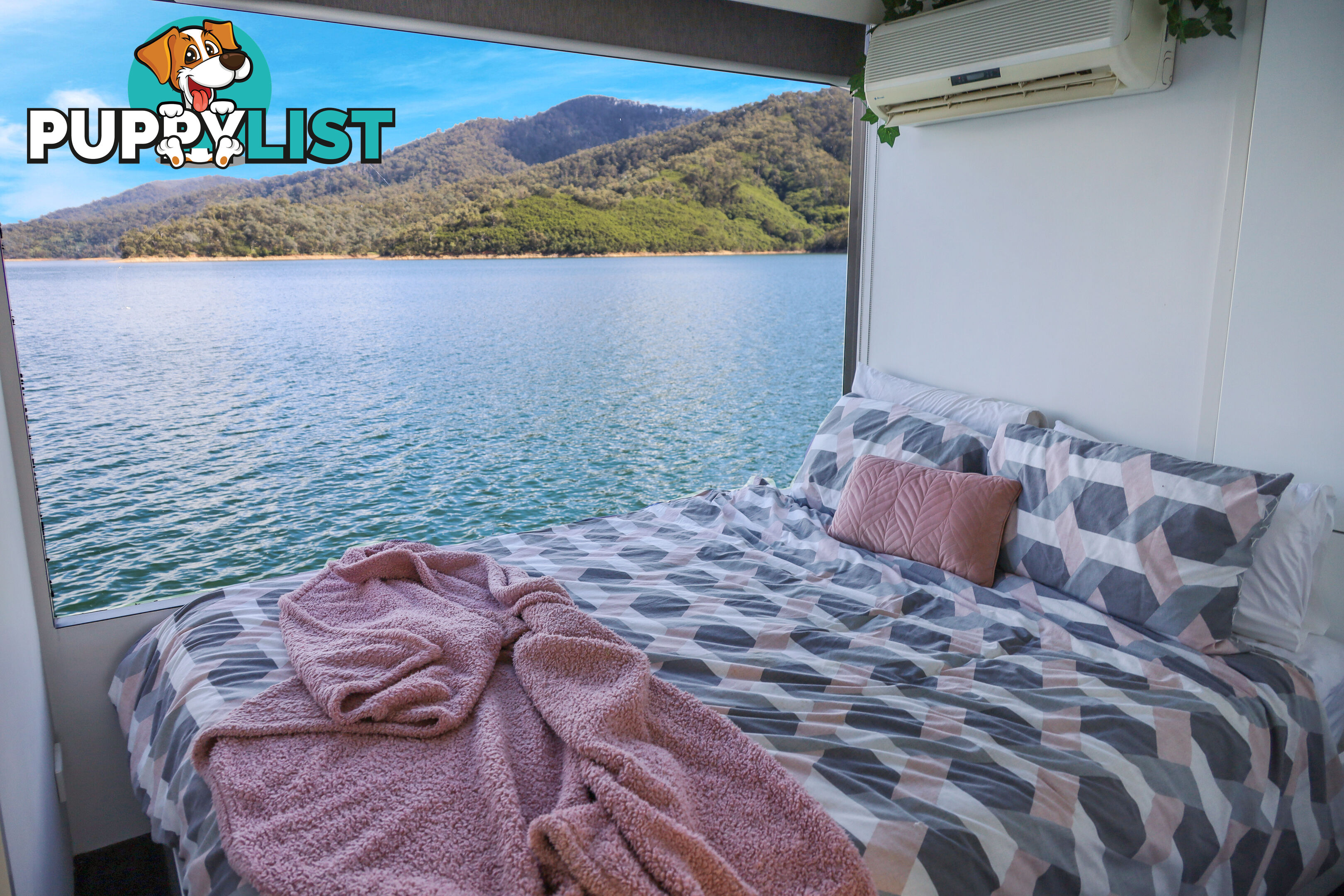 WOW Houseboat Holiday Home on Lake Eildon