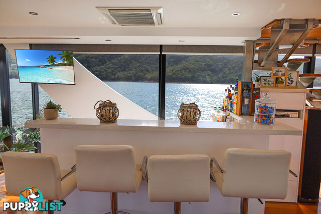 WOW Houseboat Holiday Home on Lake Eildon