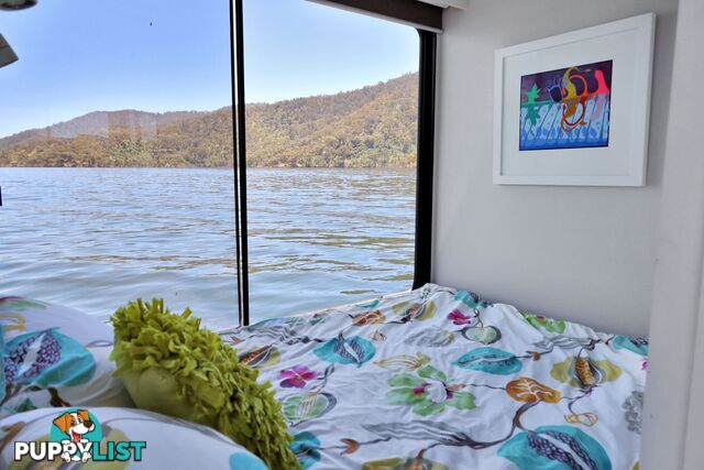 PowerPlay Houseboat Holiday Home on Lake Eildon