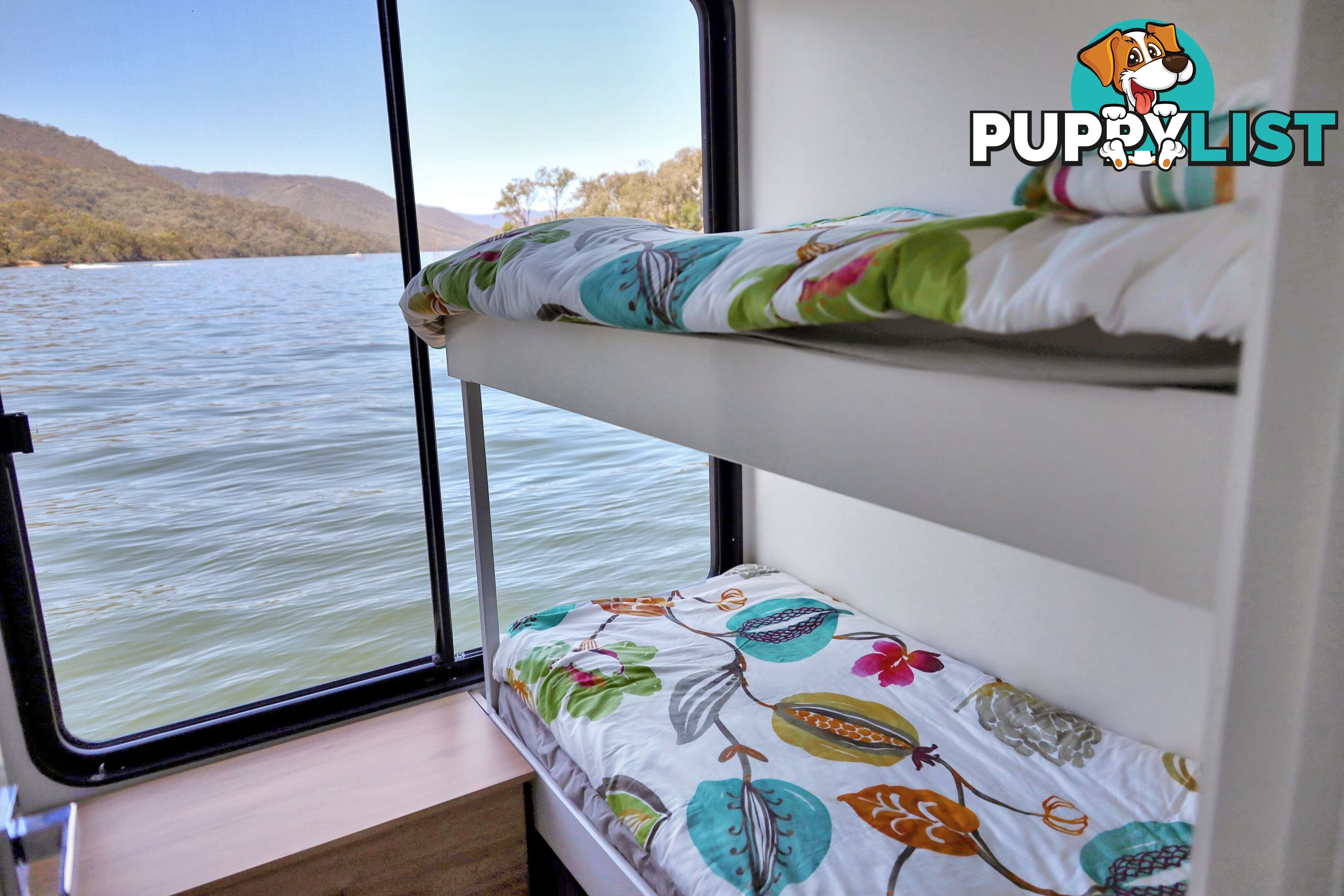 PowerPlay Houseboat Holiday Home on Lake Eildon