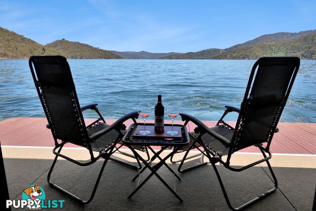 PowerPlay Houseboat Holiday Home on Lake Eildon