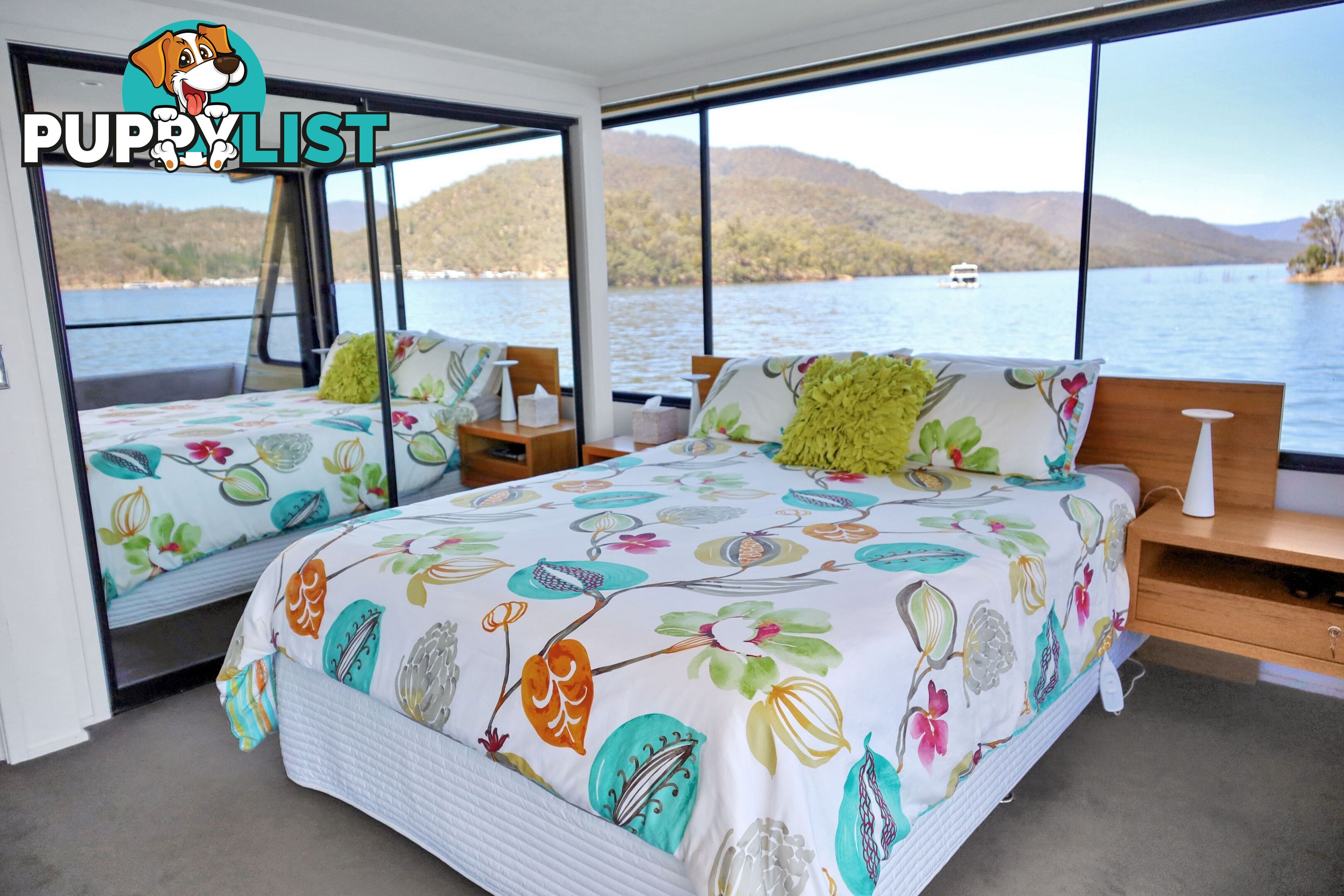 PowerPlay Houseboat Holiday Home on Lake Eildon